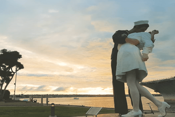 seaport-village-kissing-statue